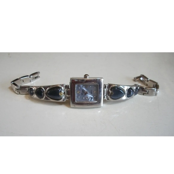 WOMEN'S SILVER FINISH HEART SHAPE FASHION CASUAL DRESSY WRIST WATCH - Picture 1 of 5
